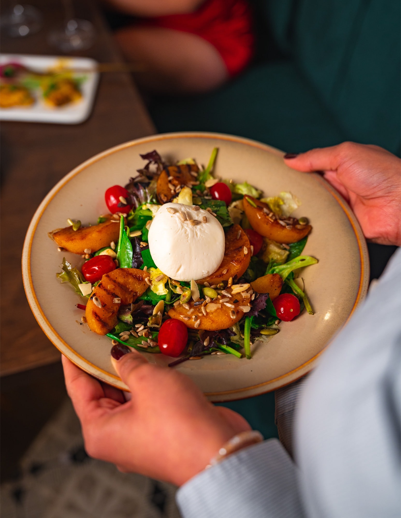 Burrata salad with grilled peaches